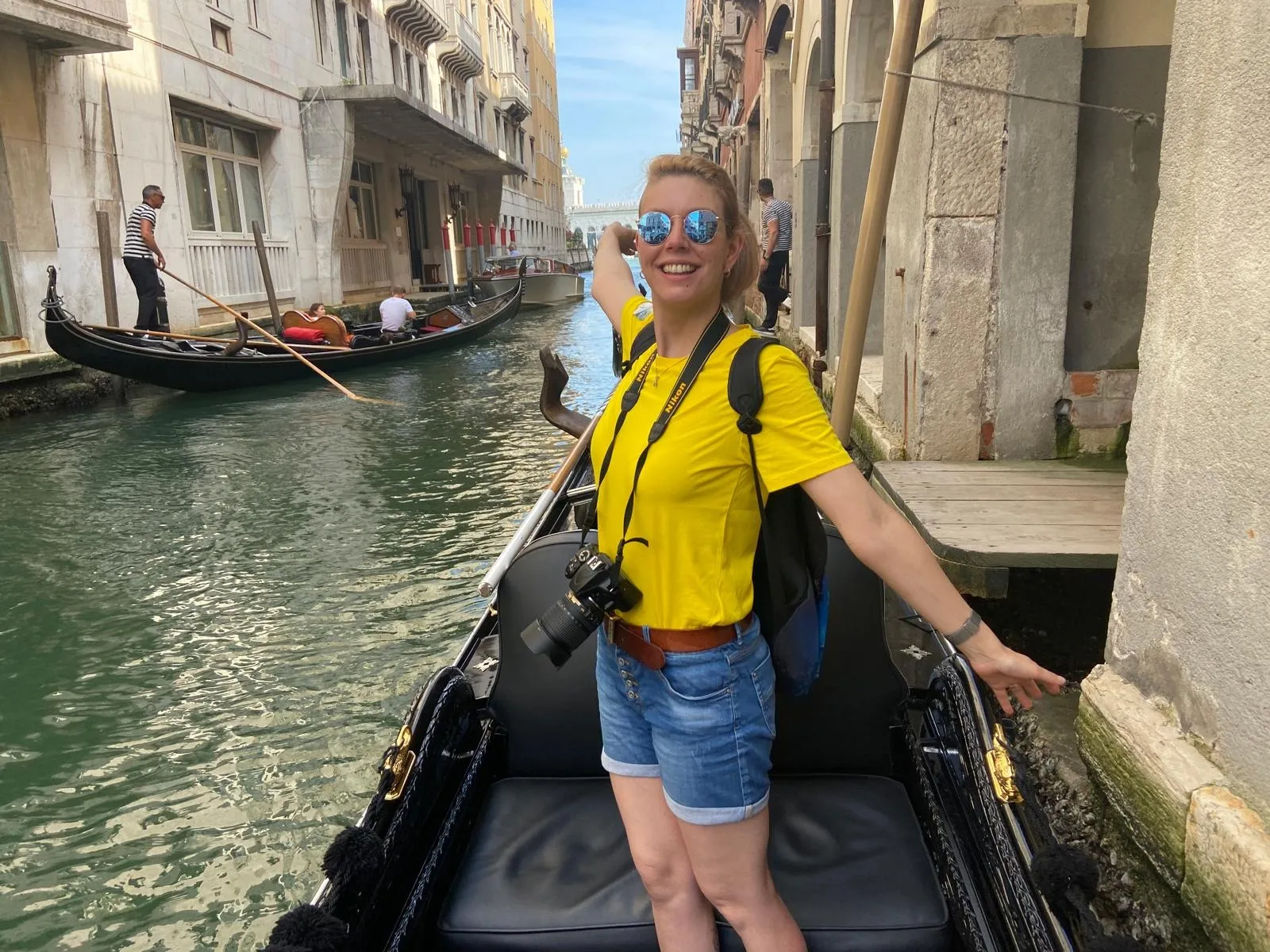 Simona Grassi con la macchina fotografica su una gondola a Venezia